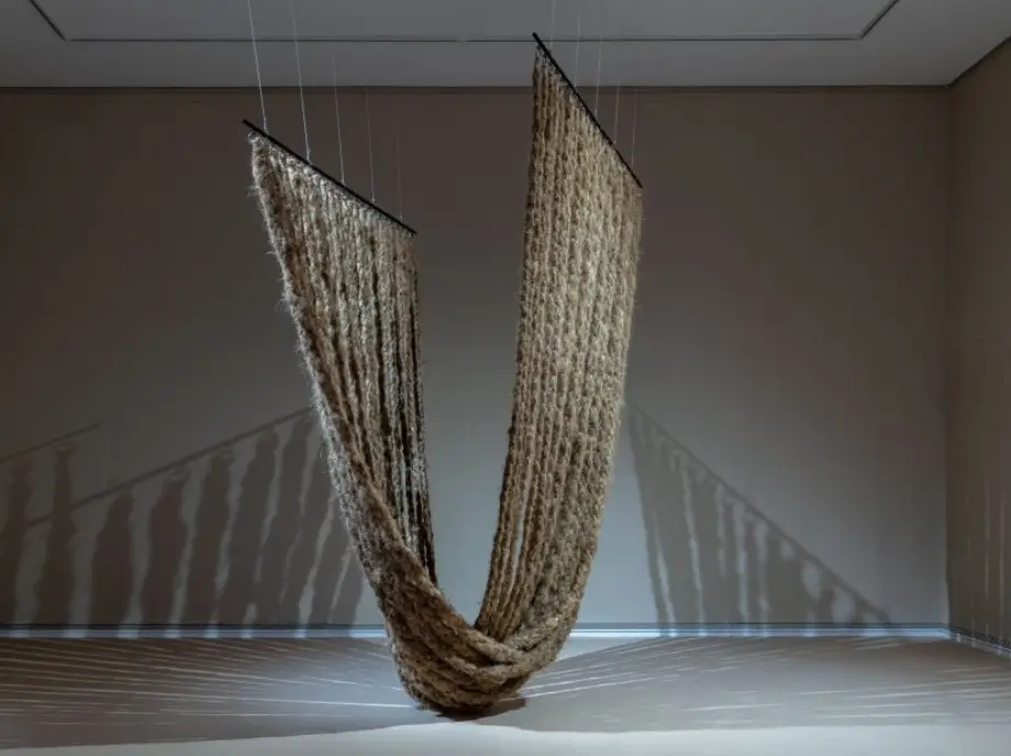 Pièce de l'exposition A Media Lumbre au musée d'art de Valence.