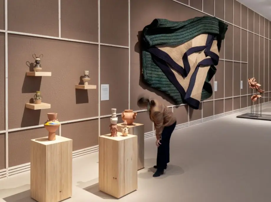 Femme regardant une exposition d'art contemporain au musée IVAM de Valence.
